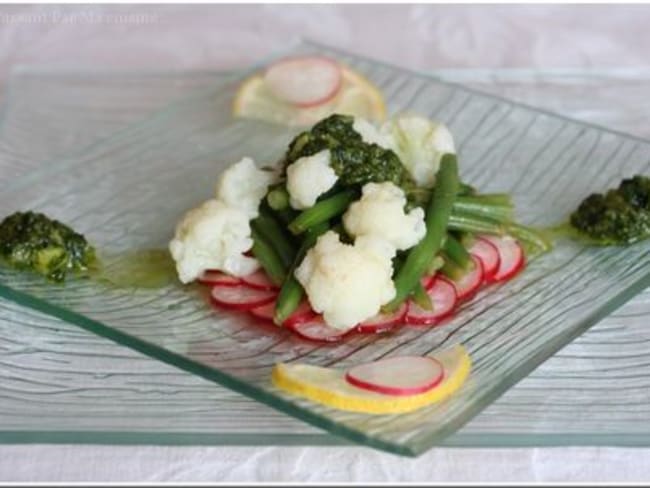 Salade de radis, chou-fleur, haricots verts au pesto de persil