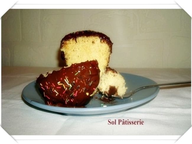 Gâteau vanillé dans la tasse et sa ganache au chocolat