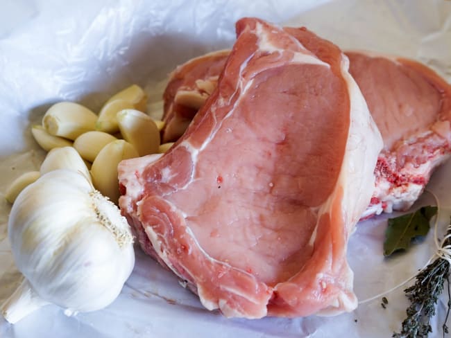 Manchonner une côte de veau ou de porc