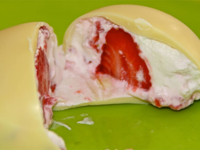 Dôme de chocolat blanc aux fraises