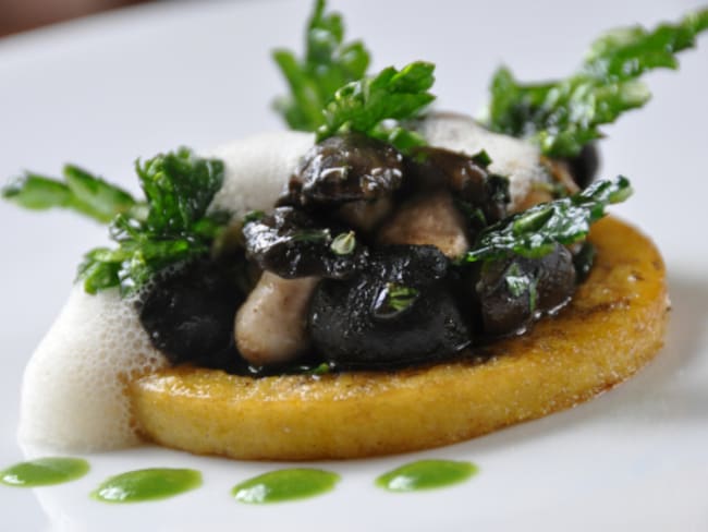 Galette de polenta, poêlée de champignons marzuolus et persil