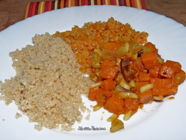 Courges aux dates et amandes, semoule complète et lentilles corail