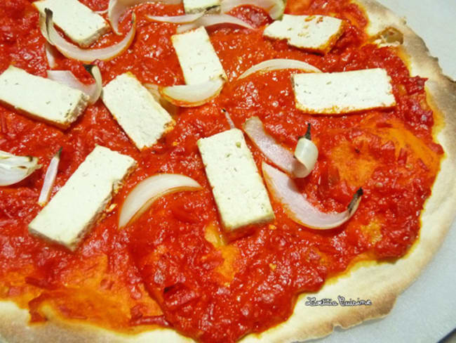 Pizza à l’ajvar, tofu et oignons