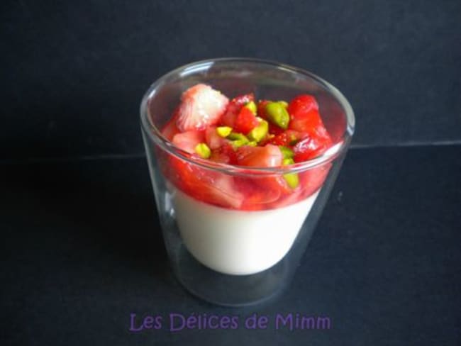 Panna cotta à la lavande et son tartare de fraises, saveur macaron