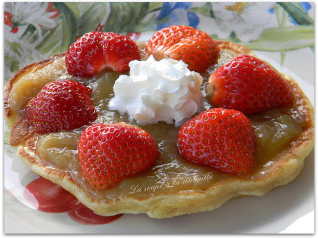 Tartelette fraises et rhubarbe sur un pancake à la banane