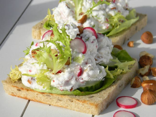 Tartines de chèvre frais aux radis roses et noisettes