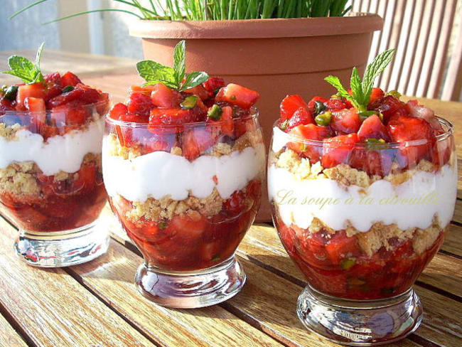 Tartare de fraises aux pistaches et sablés en verrine