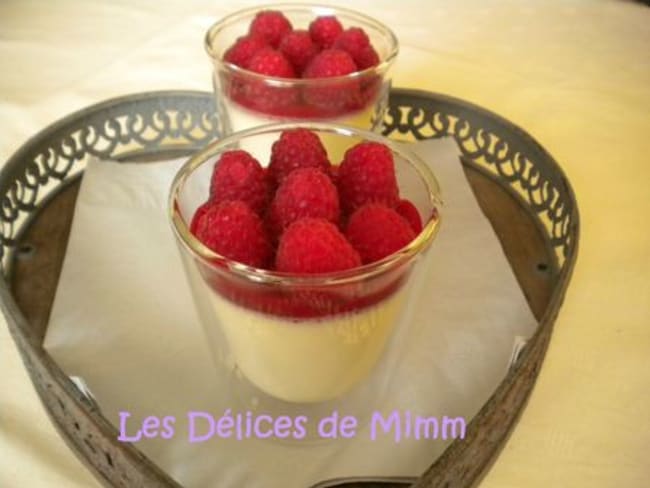 Panna cotta à la fève tonka et aux framboises