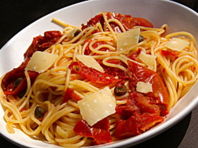 Spaghetti aux tomates, câpres et origan