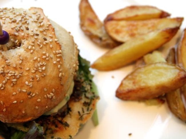 Burgers de poisson pané, sauce "tartare" et patatoes au four