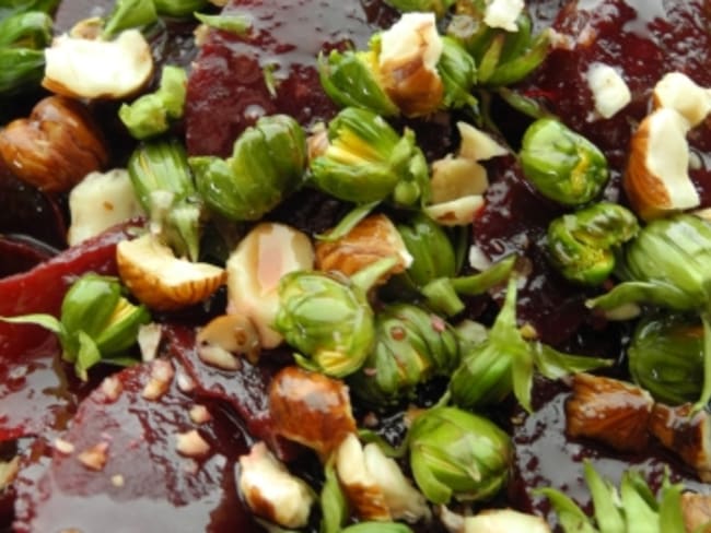 Salade betteraves et jeunes feuilles aux boutons de pissenlits du jardin