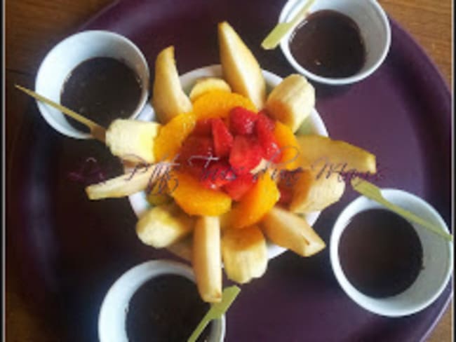 Fondue au chocolat aux fruits frais  (poire, pomme, fraises, banane, orange...)