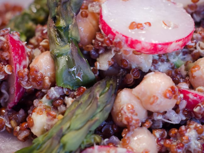 Salade printanière au quinoa rouge