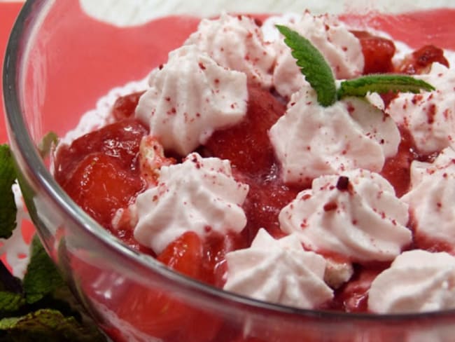 Verrines de fraises de Carros et crème légère de mascarpone à la rose.