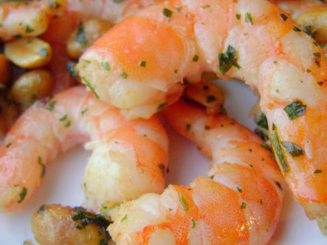 Crevettes à l'ail persillé et cacahuètes, mélanges de jeunes pousses et vinaigrette au curry