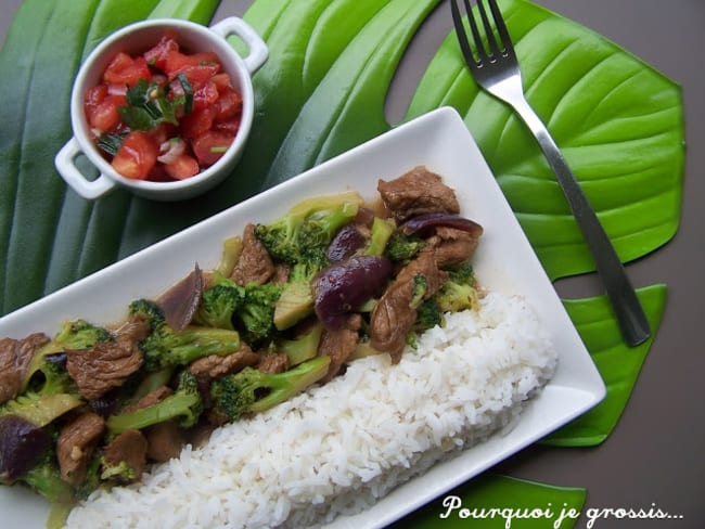 Sauté de veau aux brocolis & aux oignons rouges.