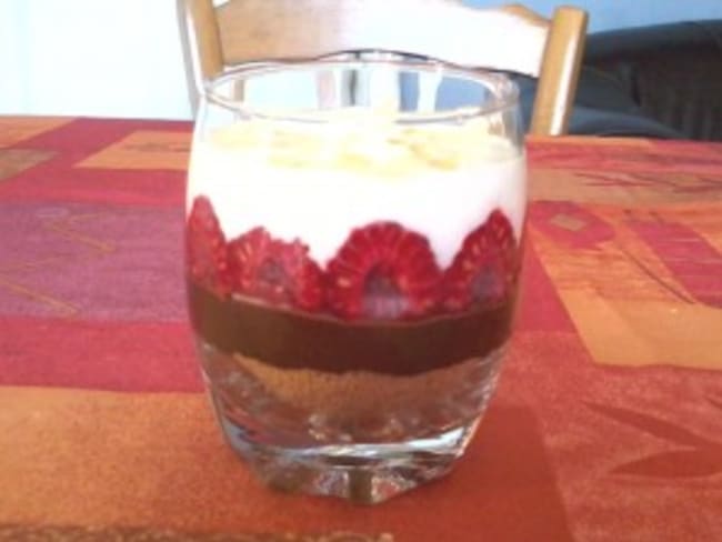 Choco-spéculoos au fromage blanc et framboises en verrine