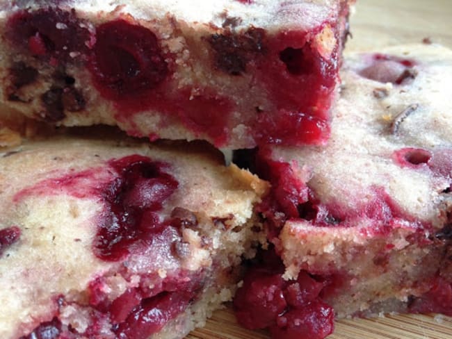 Le Blondie aux cerises et au chocolat