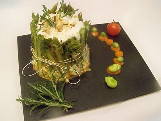 Charlotte aux asperges, saumon à l'aneth et thym citron, noisettes, coulis de poivron rouge et vinaigre de Banyuls