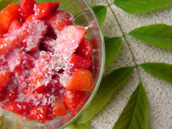 Fraises au sirop de Tagada, sauce au chocolat blanc et noix de coco