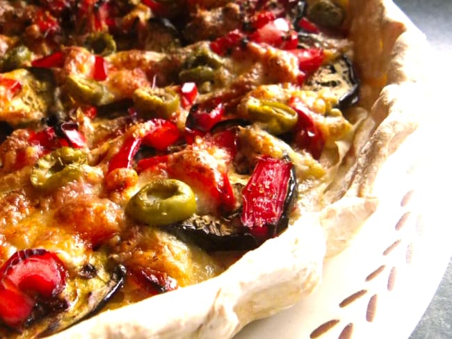 Tarte aux aubergines, poivrons, olive au bacon et mozzarella