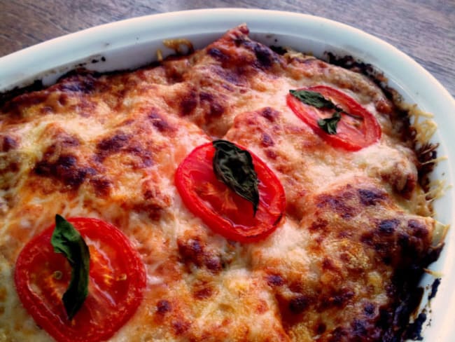 Un plat de lasagnes végétarien avec les légumes du soleil en vedette