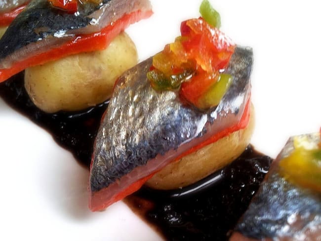 Pintxo de sardines séchées marinées à l'eau de tomate pour l'apéro