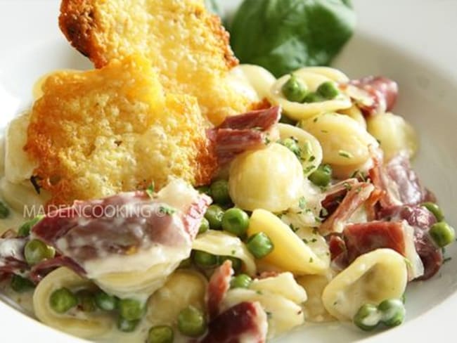 Orecchiette aux petits pois, jambon ibérique et sauce au chèvre