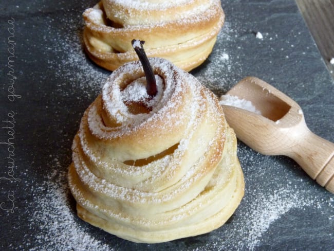 Une poire qui se prend pour une tarte, farcie de frangipane et entourée de pâte sablée