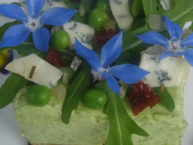 Bavarois de petits de pois sur sablé, salade au fromage Bleu de Gex
