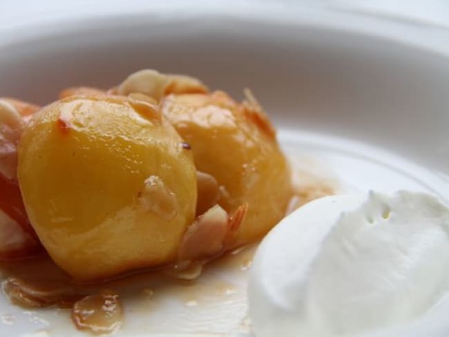 Wok de pêches jaunes aux amandes effilées et au miel