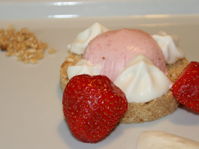 Demi-sphère de bavarois à la fraise et Chantilly au jasmin