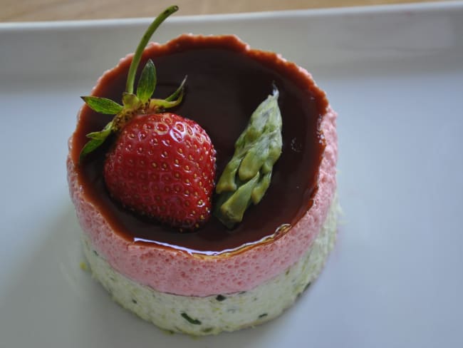 Duo d'asperges et de fraises en bavarois