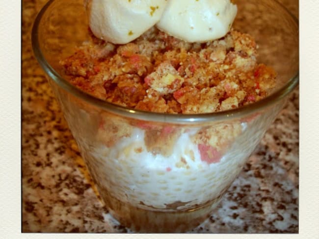 Perles du Japon vanillées au lait de coco, crumble aux pralines roses, meringues parfumées au citron vert