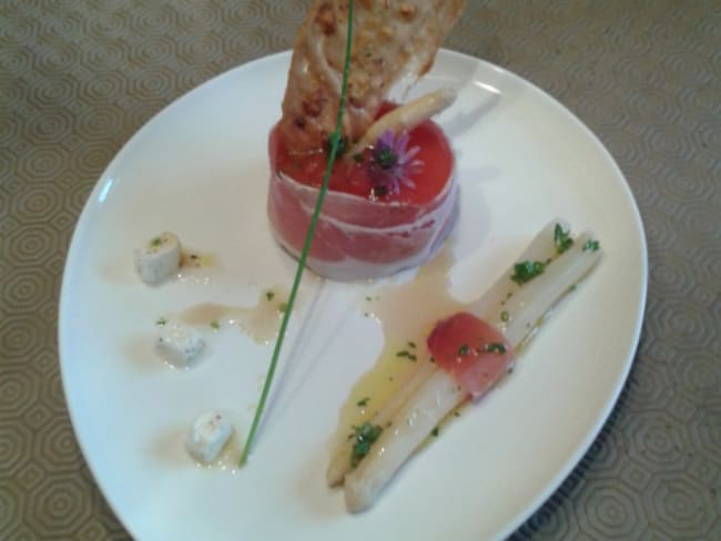 Bavarois d'asperges blanches et déclinaison de tomate