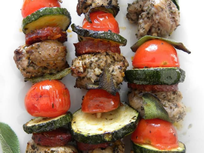 Brochettes de porc au chorizo, sauge et légumes du soleil