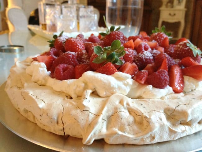 Pavlova au chocolat et aux fruits rouges