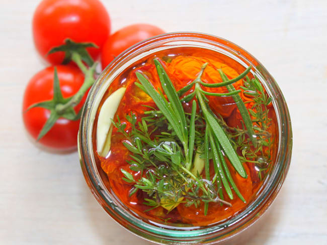 Tomates confites à l'huile d'olive pour vos salades estivales