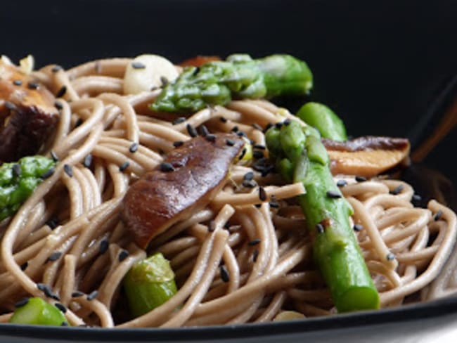 Nouilles soba, champignons shiitakés (Lentin du Chêne) et asperges vertes