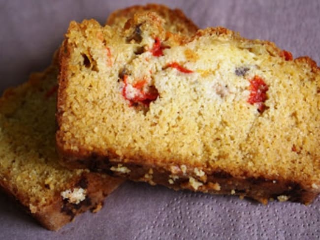 Cake à la polenta, aux poivrons grillés et à la coppa