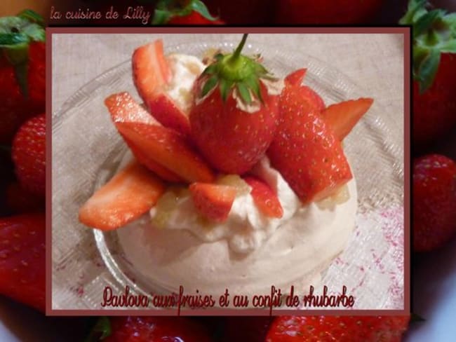 Pavlovas aux fraises et au confit de rhubarbe