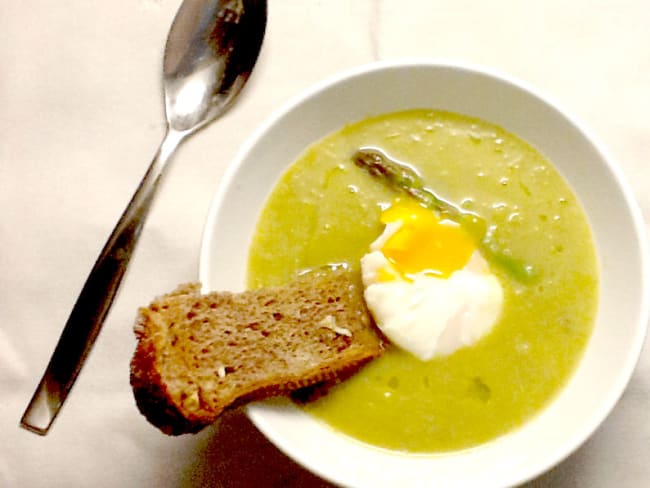 Soupe d’asperges et oeuf poché