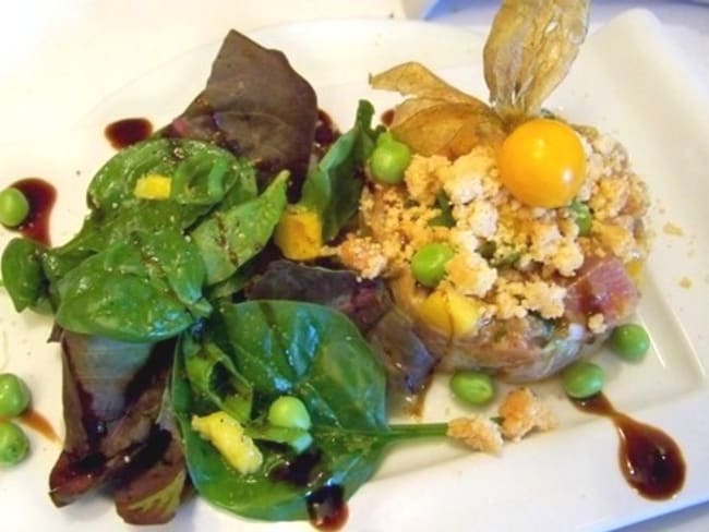 Tartare de thon albacore, mangue et thym citron sur lit de jeunes pousses croquantes et crumble