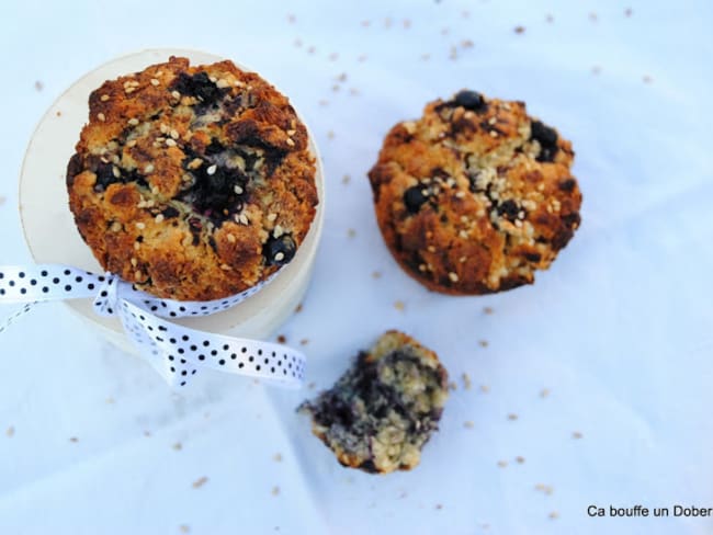 Muffins au sésame toasté, myrtilles et purée d'amande blanche