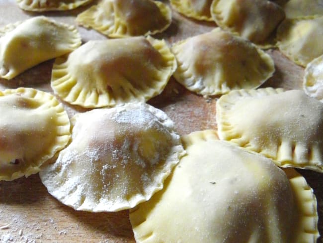 Raviolis mozzarella, speck, tomates séchées et origan