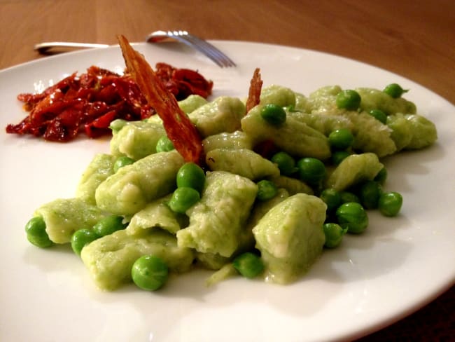 Gnocchis aux petits pois, panchetta séchée, tomates confites