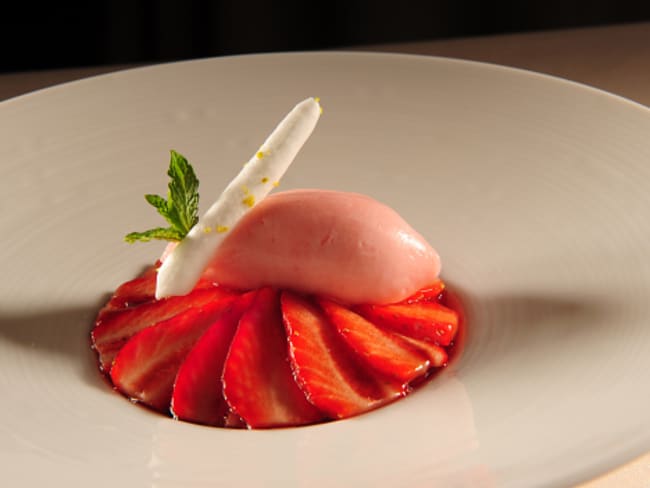 Fraises Cléry, Crème Double de la Gruyère et meringues