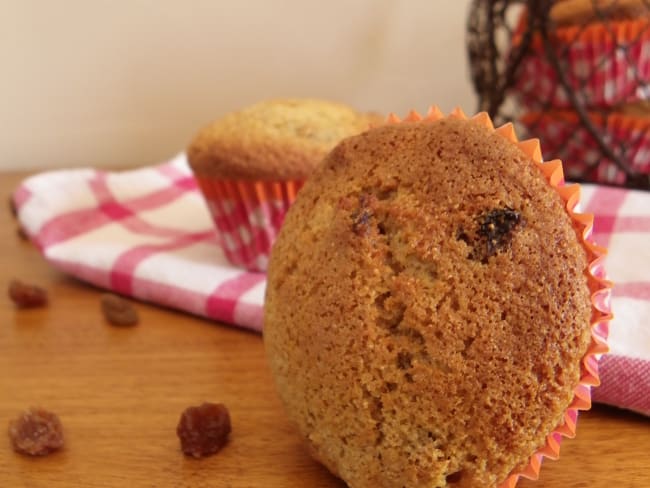 Muffins anglais sans beurre au thé, raisins et à la farine d'épeautre complète