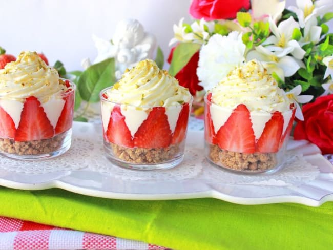 Verrines fraises chantilly & crumble à la noisettes