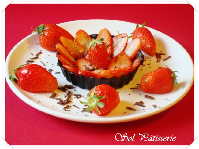 Carpaccio de fraises gariguettes dans une coupelle en chocolat